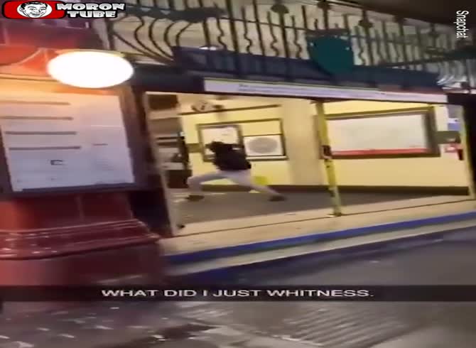 Video :Attack with a machete at a London Tube station